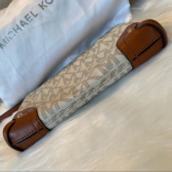 Michael Kors Signature Clutch Wristlet Wallet - Picture 6 of 6